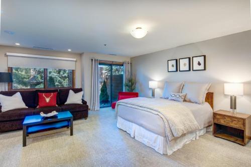 a bedroom with a bed and a couch at Stonebridge #1145 in Park City