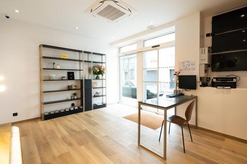 - un bureau avec un bureau et un ordinateur dans la chambre dans l'établissement HOTEL AU COEUR DES ARTS ET METIERS, à Paris