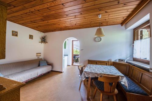 een woonkamer met een tafel en een bank bij Grödnerhof Peter in Tires