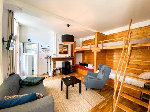 - un salon avec un canapé et des lits superposés dans l'établissement Skindles Guesthouse, à Poperinge