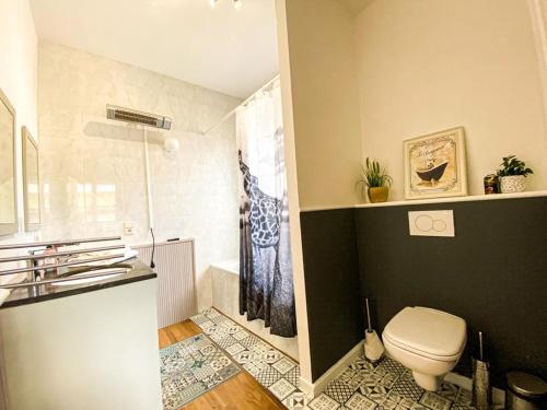 a bathroom with a toilet and a shower at Skindles Guesthouse in Poperinge