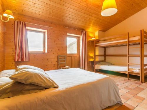 een slaapkamer met 2 stapelbedden in een hut bij Gîte Le Cellier, 3 pièces, 6 personnes - FR-1-306-891 in Le Cellier