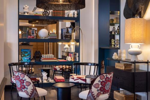 a store with chairs and tables in a room at Grand Hôtel Chicago in Paris