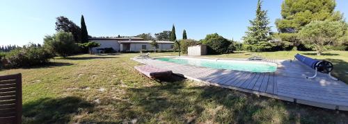 une piscine dans une cour à côté d'une maison dans l'établissement LES CYPRES, à Maillane