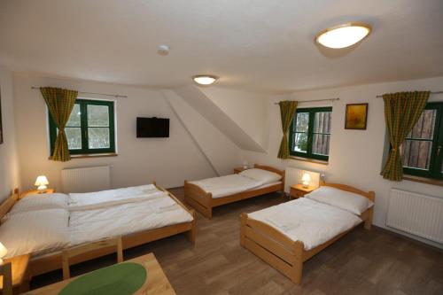 Giường trong phòng chung tại Chata Rozhlas