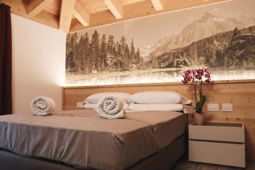 Schlafzimmer mit einem Bett mit Wandgemälde in der Unterkunft Locanda al Crap in Tresivio