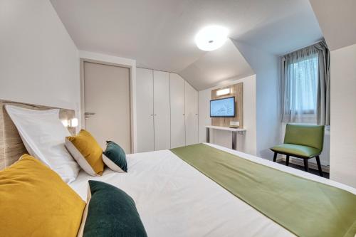 Postel nebo postele na pokoji v ubytování Hôtel Lac d'Orient