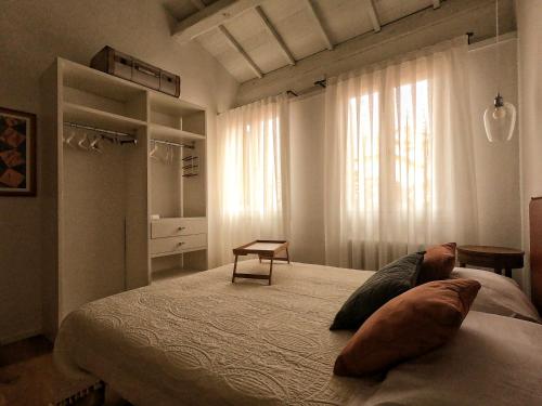 - une chambre avec un lit et 2 oreillers dans l'établissement Al Vecchio Porto, à Bassano del Grappa