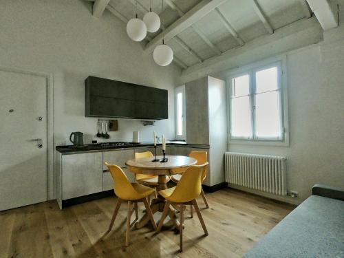 - une cuisine et une salle à manger avec une table et des chaises dans l'établissement Al Vecchio Porto, à Bassano del Grappa