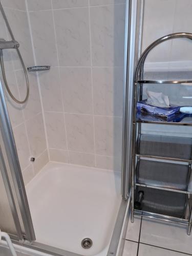 ハーネンクレー・ボックスヴィーゼにあるFerienwohnung Tannenblick Hahnenklee im Harzのバスルーム(シャワー、白いバスタブ付)