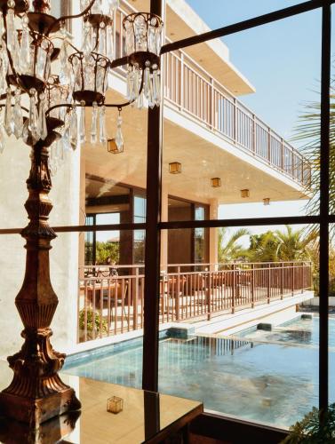 a building with a swimming pool and a chandelier at Gandini Hotel in Itu