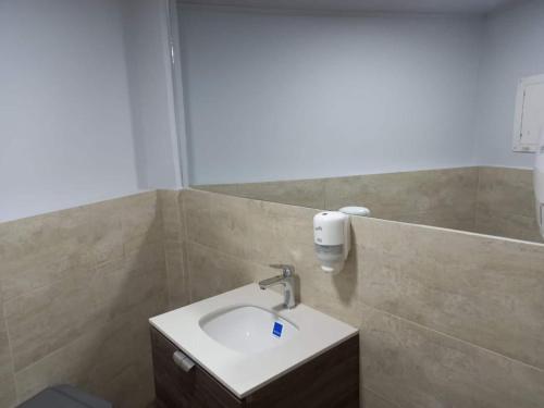 un bagno con lavandino e specchio di GUADUALES DEL CAFE 410B- VIVIENDA TURISTICA a Montenegro
