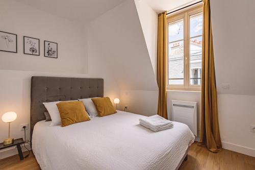 מיטה או מיטות בחדר ב-REIMS - Place du Forum - Cathédrale - Terrasse