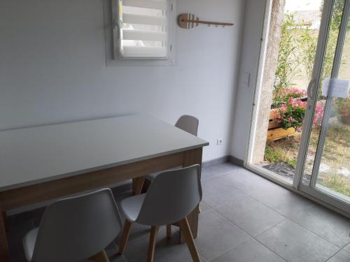 une salle à manger avec une table et des chaises et une fenêtre dans l'établissement La Casita Sérignanaise - Apt T2 - clim - jardin, à Sérignan