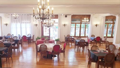 Un restaurante o sitio para comer en Hotel Zarauz