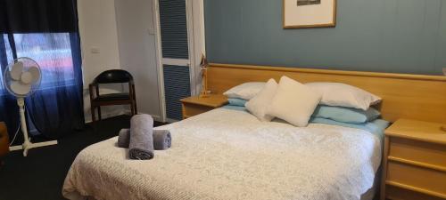 een slaapkamer met een bed met een knuffeldier erop bij Island Getaway in Wimbledon Heights