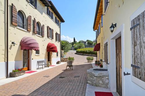 a cobblestone street in a town with buildings at Apartments Colombara Bardolino in Bardolino