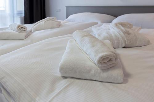 a row of white towels on a bed at Hotel Granit Nová Polianka*** - klimatické kúpele in Vysoké Tatry