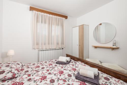 מיטה או מיטות בחדר ב-Kuk Medin
