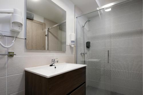 a bathroom with a sink and a shower at Bellavista 2 in Alquézar