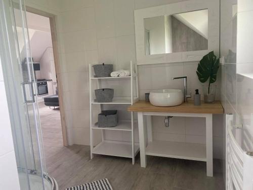 W łazience znajduje się umywalka i lustro. w obiekcie Domek u Koncola w mieście Szczawnica