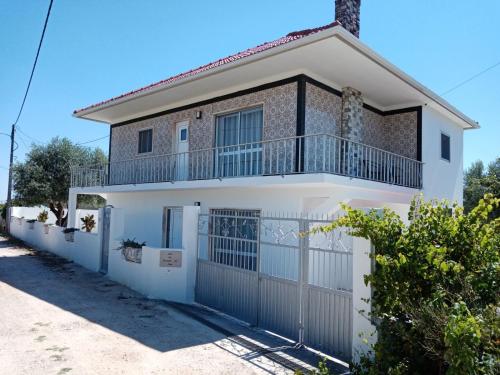 a house with a gate and a balcony at Cantinho da Ana in Tomar