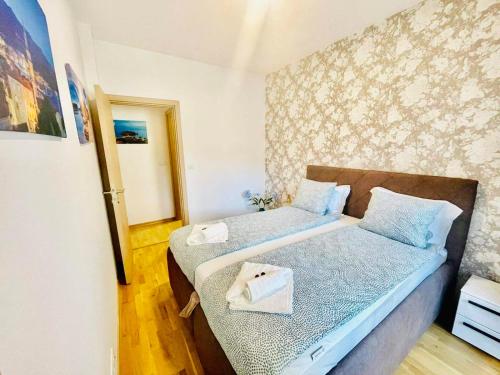 - une petite chambre avec 2 lits et un miroir dans l'établissement Olive Square Apartment Budva, à Budva