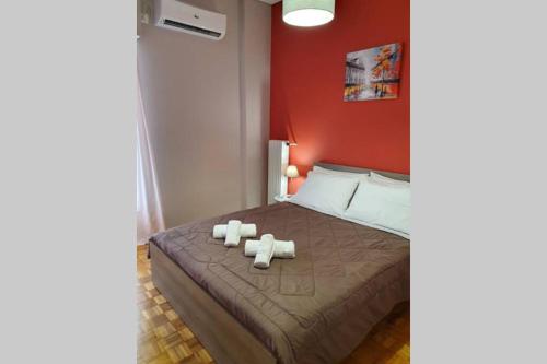 um quarto com uma cama com duas toalhas em Greek hospitality in a modern apartment em Atenas