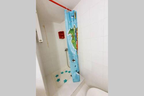 uma casa de banho com um chuveiro com uma cortina de chuveiro azul em Greek hospitality in a modern apartment em Atenas