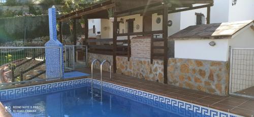 een zwembad in een huis bij Casa cecilio in Nerja