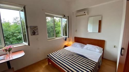 - une petite chambre avec un lit et 2 fenêtres dans l'établissement Villa Salyna, à Ičići
