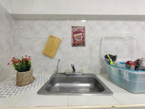 um balcão de cozinha com um lavatório de aço inoxidável em Casa Paraguaná - tú espacio para el descanso em Santa Marta