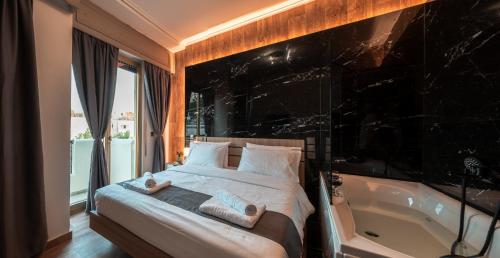 1 dormitorio con bañera y 1 cama con toallas. en NOHO Boutique , premium living Lazeon 7, en Atenas