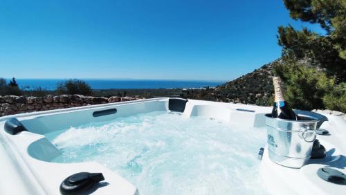 Bazén v ubytování Le Dimore di Mariuccia Relax & SPA nebo v jeho okolí