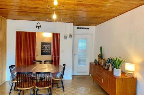une salle à manger avec une table et des chaises dans l'établissement Spacieux T2 à 100m des pistes & WIFI ultra rapide, à Saint-Chaffrey
