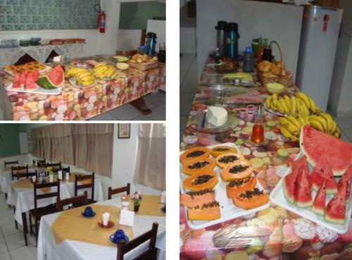 twee foto's van een tafel met eten en fruit bij HOTEL DOCE LAR in Campos dos Goytacazes