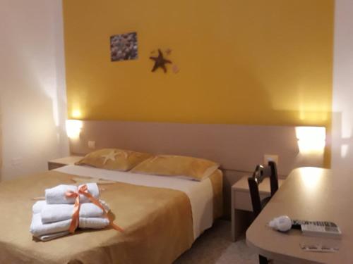 - une chambre d'hôtel avec 2 lits et des serviettes dans l'établissement Porto di Mare, à Praia a Mare