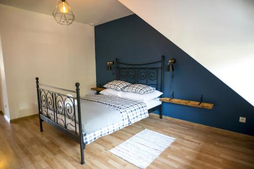 Posteľ alebo postele v izbe v ubytovaní Apartamenty Centrum Biskupiec