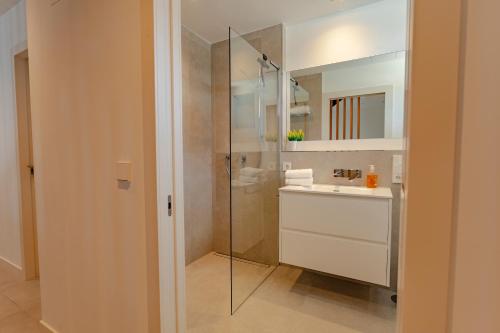 a bathroom with a glass shower and a sink at Chalet Mirador da Pinela in Cangas de Morrazo