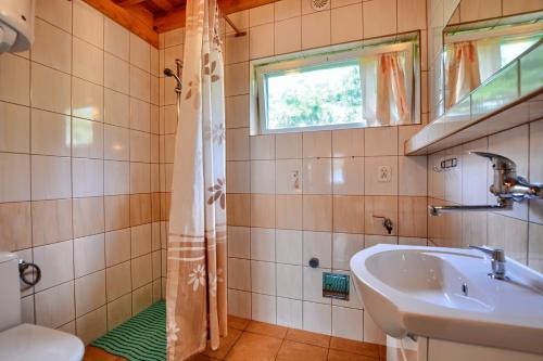 La salle de bains est pourvue d'un lavabo et d'une douche. dans l'établissement Domki nad Stebnikiem, à Ustrzyki Dolne