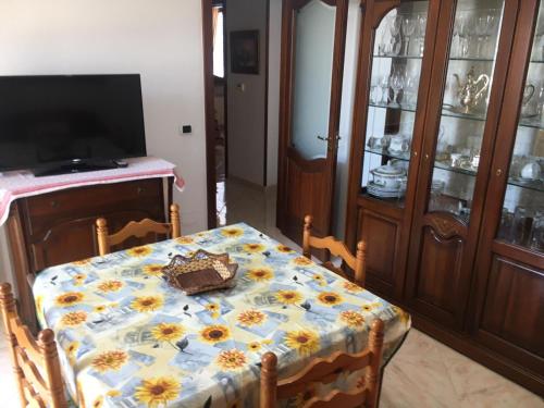 una mesa con un mantel con girasoles. en Appartamento Rocco, en Castro di Lecce