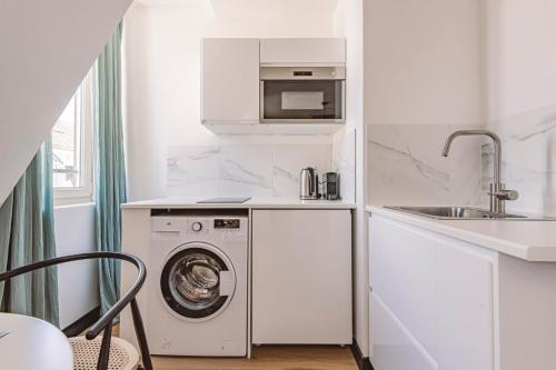 - une cuisine blanche avec un lave-linge et un évier dans l'établissement Reims - Place du Forum - Cathédrale - City Center, à Reims