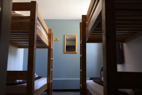 Ein Etagenbett oder Etagenbetten in einem Zimmer der Unterkunft HI Lake Louise Alpine Centre - Hostel
