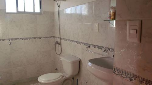 y baño con aseo y lavamanos. en Cabañas en Termas de Guaviyú, Paysandú, Uruguay en Quebracho