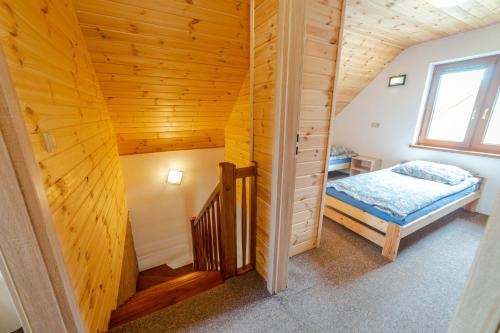 Ein Bett oder Betten in einem Zimmer der Unterkunft Mazurskie El Dorado