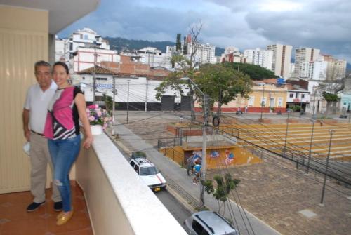 un hombre y una mujer de pie en la cornisa de un edificio en HOTEL TAYRONA IMPERIAL en Bucaramanga