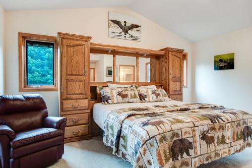 a bedroom with a bed and a chair at GolfView GetAway in Eagle River