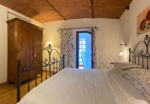 a bedroom with a large bed with a wooden ceiling at Al Riccio in Cocconato