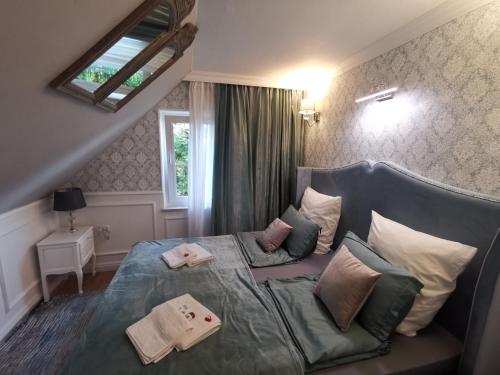 Un pat sau paturi într-o cameră la Rowy Luxury