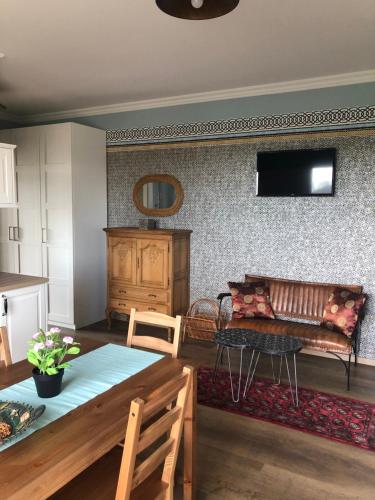 TV a/nebo společenská místnost v ubytování Apartmánový dom Andalusia